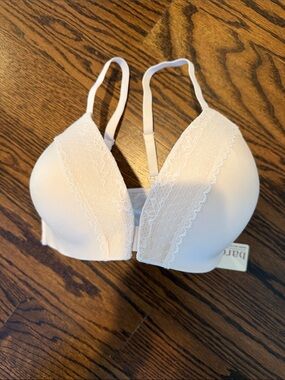 Bare Necessities Cream Lace-Trim Plunge Bra